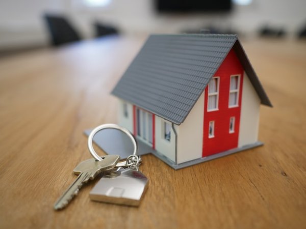 Quels sont les avantages de devenir propriétaire d'un logement neuf par rapport à la location ou à l'achat dans l'ancien ?